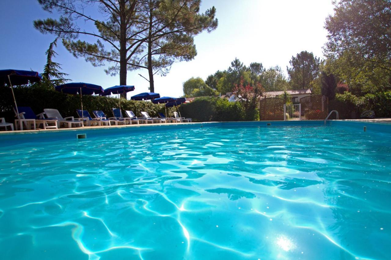 Camping Le Pressoir Petit-Palais-et-Cornemps Exterior photo