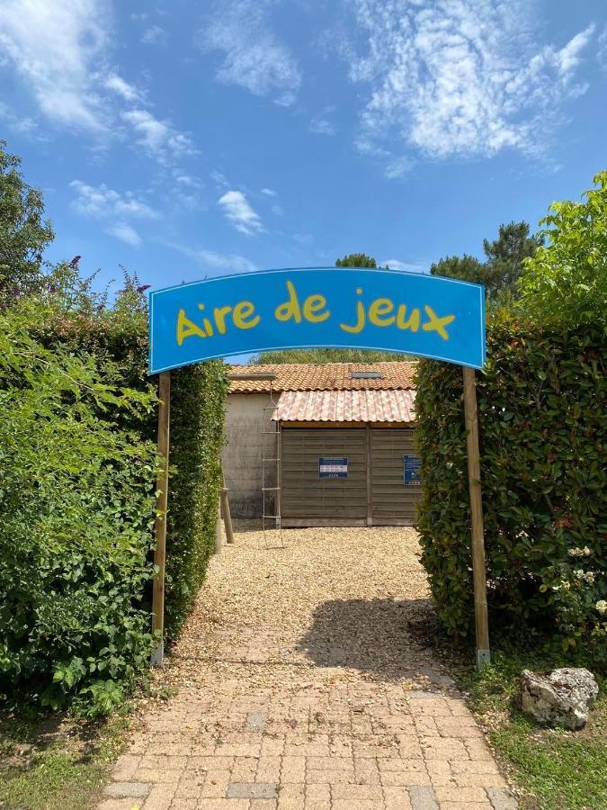 Camping Le Pressoir Petit-Palais-et-Cornemps Exterior photo